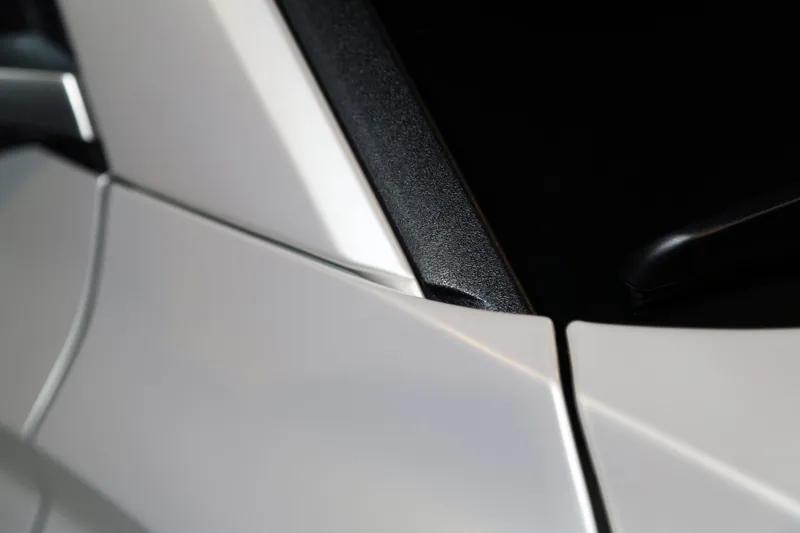 Hyundai Tucson L 全車改色・消光珍珠白：B 柱接縫